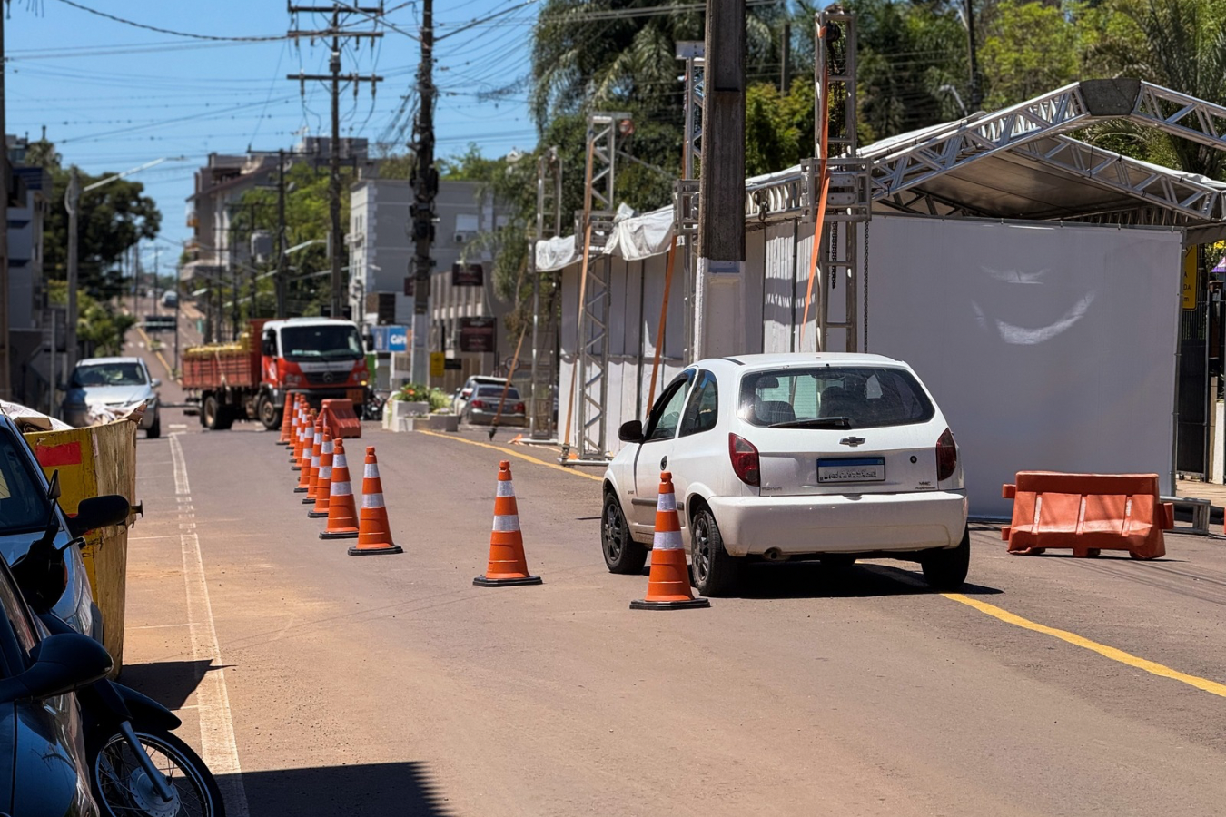 Avenida 28 de Maio funciona em meia pista durante a Feira do Livro em Santa Clara do Sul