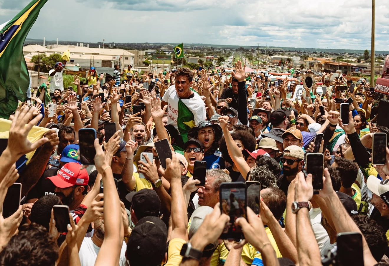 Aos gritos de “Acorda, Brasil”, Nikolas Ferreira chega a Brasília após seis dias de caminhada