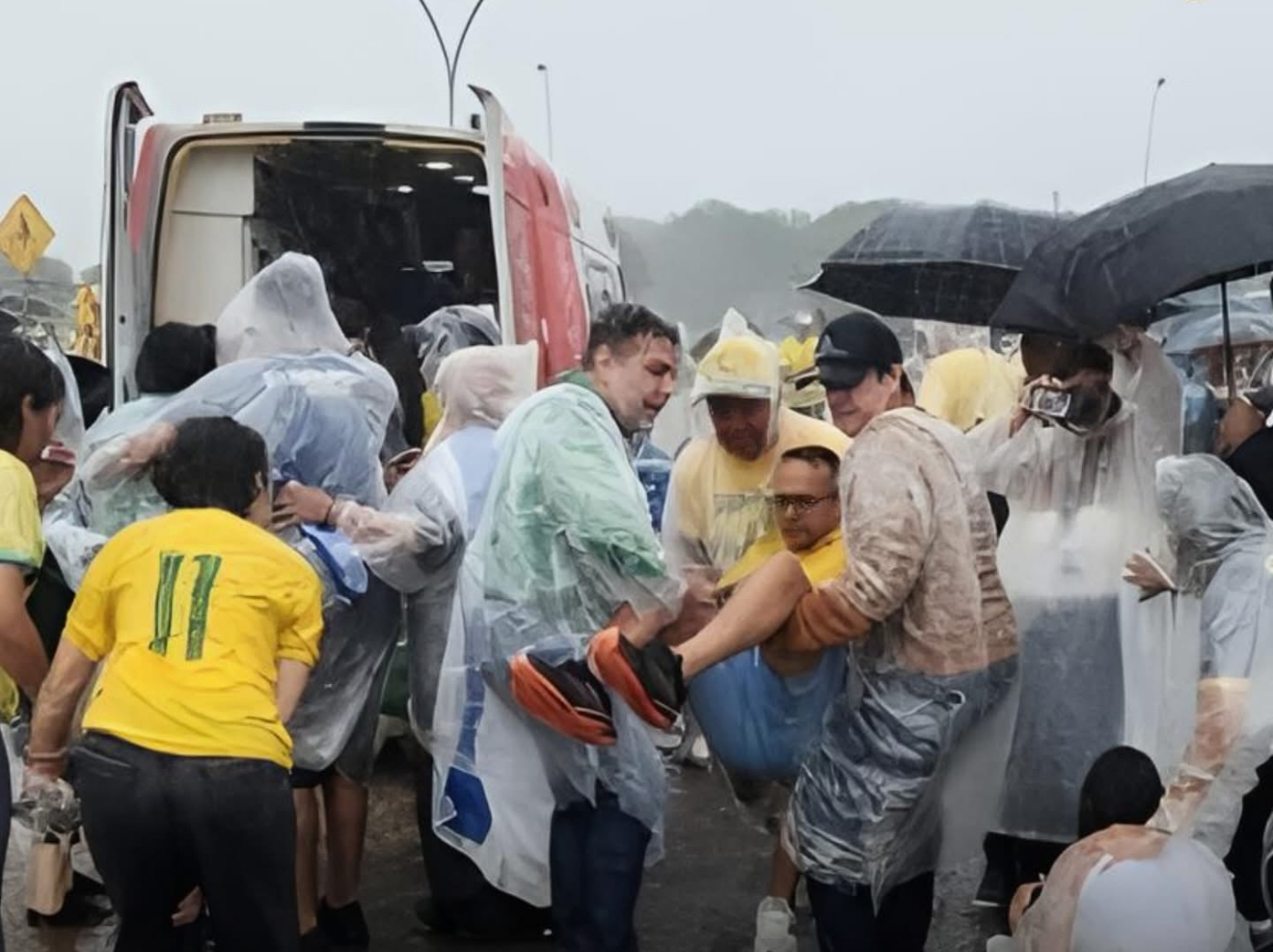 Raio atinge ato da direita que aguardava Nikolas Ferreira e deixa dezenas de feridos