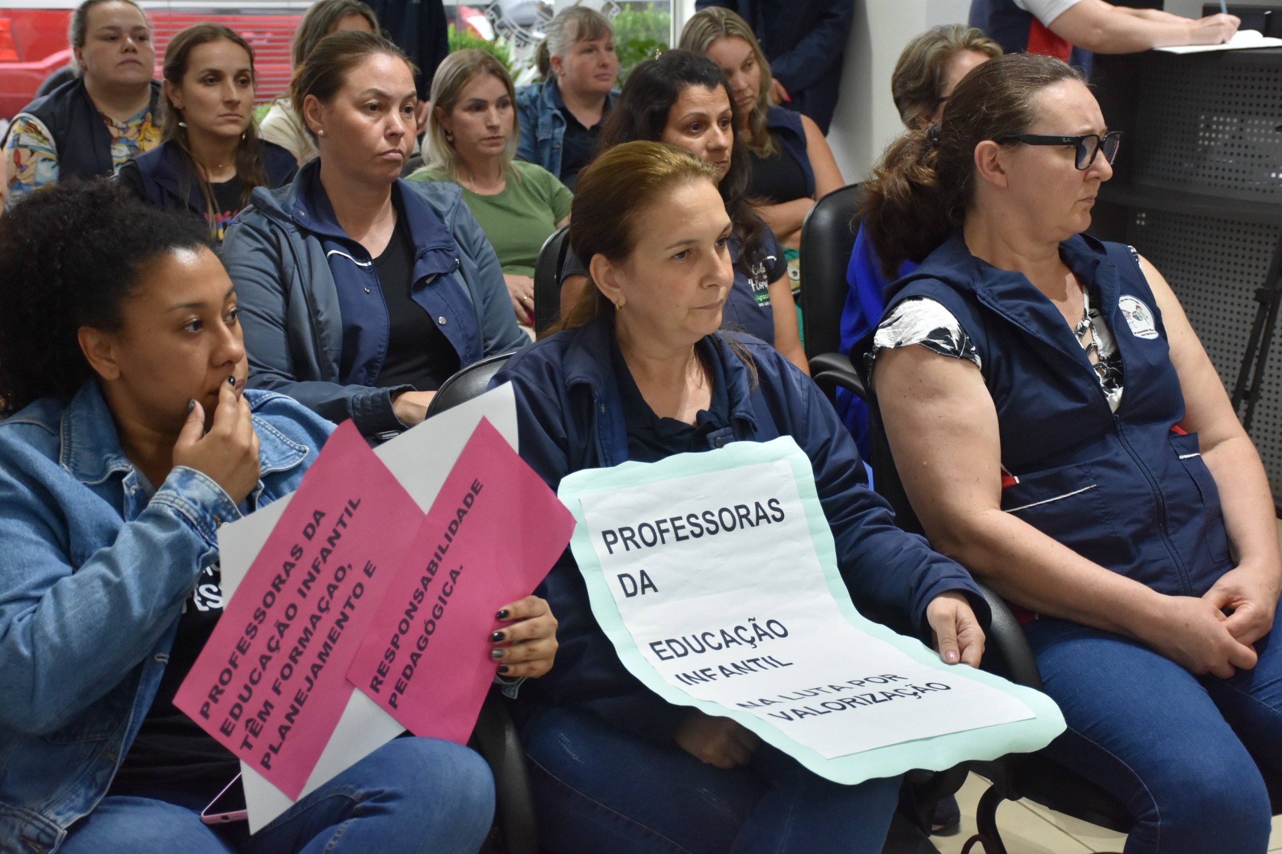 Vereadores aprovam aumento para profissionais da educação