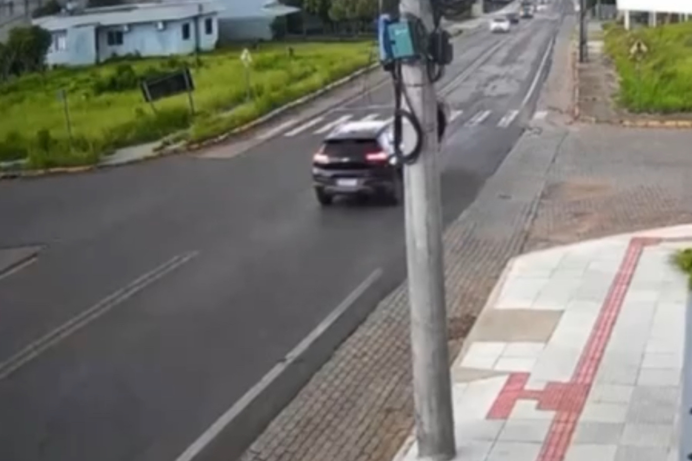 Mulher é atingida por carro em alta velocidade no Bairro Santa Tecla, em Venâncio Aires